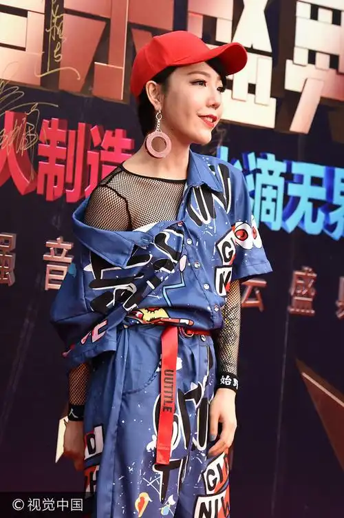 吴莫愁卡通印花连体衣透视网纱衣尽显嘻哈范儿