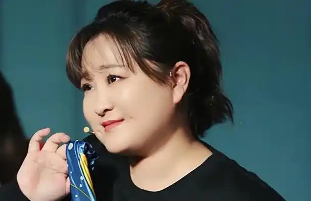 作为一名喜剧演员,贾玲的成功之路经历了艰辛的考验.