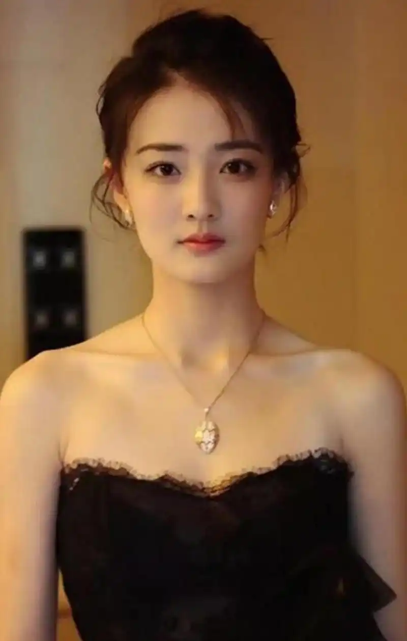 徐璐最想删除的视频片段 穿着超短裙出门约会 却不料被张铭恩突袭公主