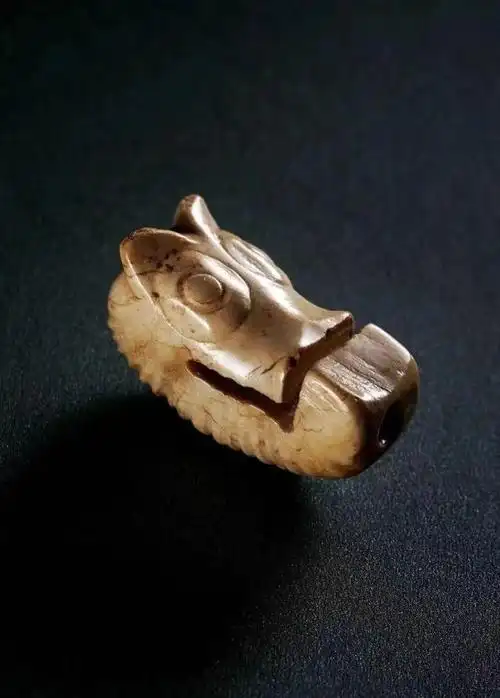 这与它的造型与年代有关,从造型上看,此件玉龙为典型新石器良渚文化