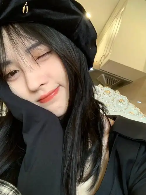 "四千年美女"鞠婧祎歪头wink变身甜酷少女