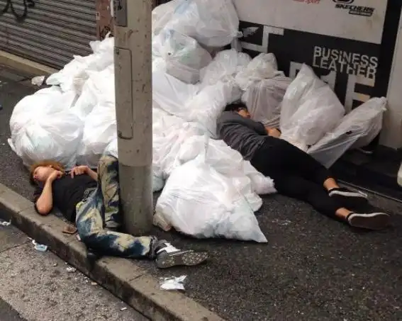 在酒吧门口,躺在地上衣衫不整,路人却熟视无睹|搭讪|醉酒_网易订阅