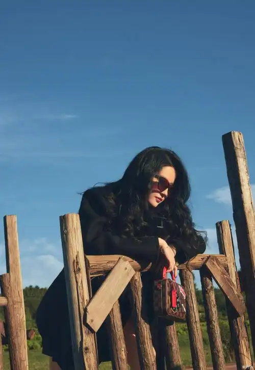 刘亦菲晒国庆假期出游照 与狗狗优雅互动 -爱卡汽车网论坛