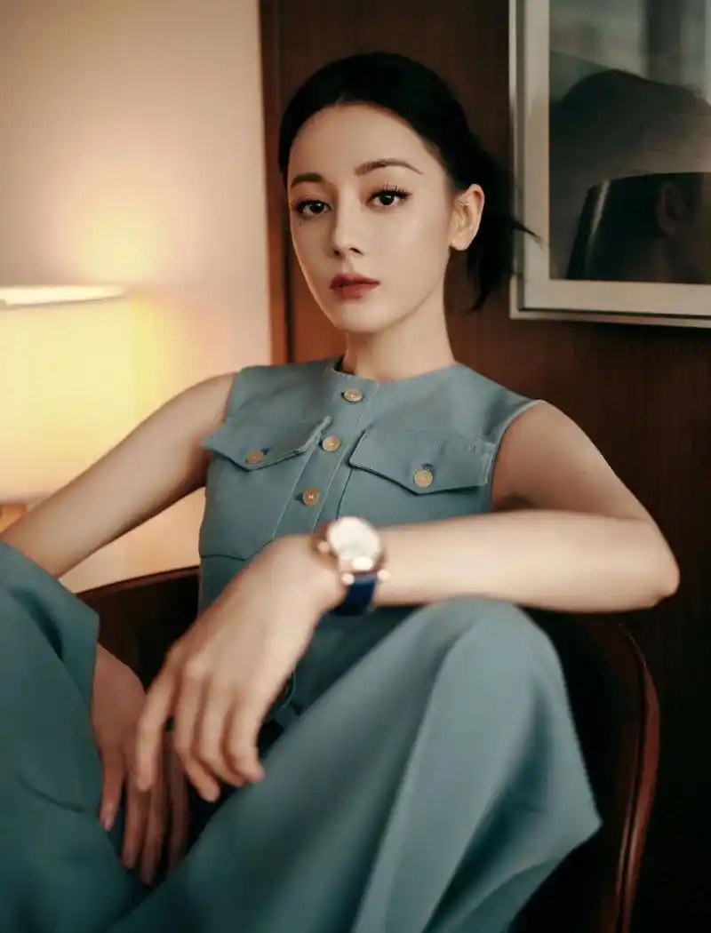 热巴的一组美照曝光,她身穿蓝色无袖套装长腿瞩目,造型清爽时尚 - 抖