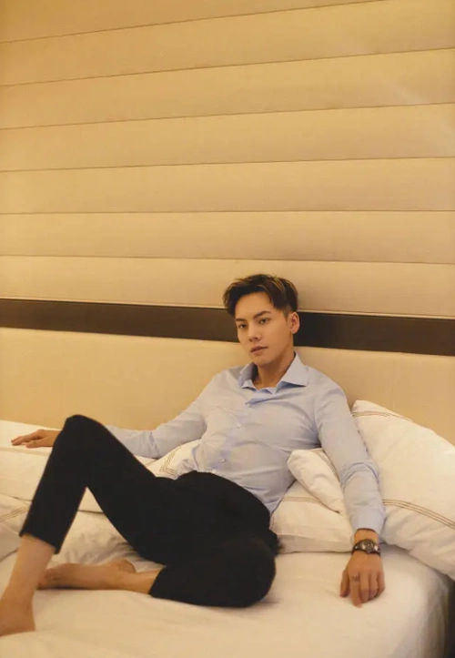 陈伟霆首次穿白t就穿出浑身透光感这身材谁不爱