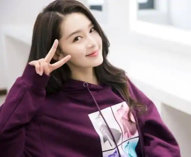 在家耽误了那么久,很多行程都赶到了一块,除了进组拍戏,李沁还有几个