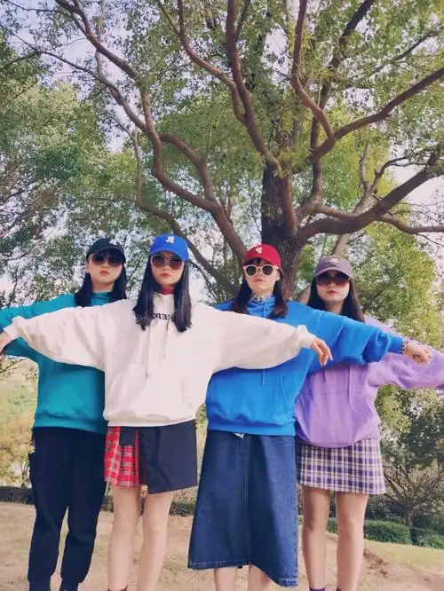 一个色卫衣 墨镜 鸭舌帽氛围感马上就有了#沙雕姐妹  #姐妹拍照姿势