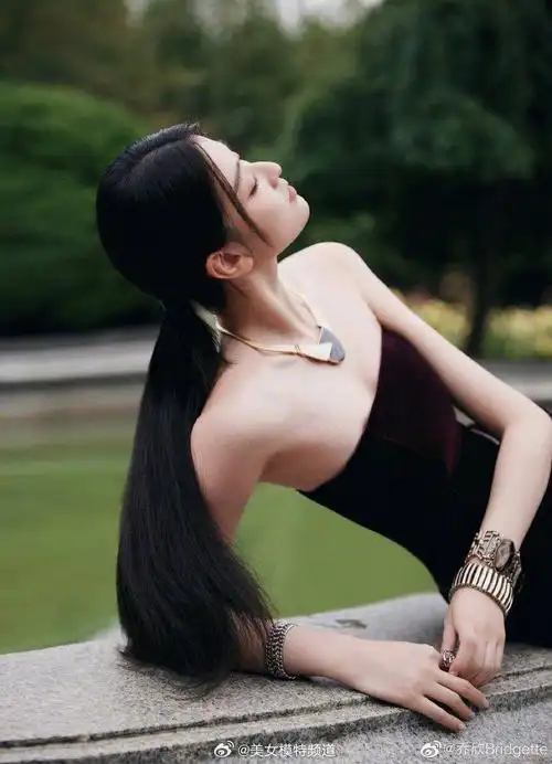 乔欣穿复古红丝绒抹胸长裙写真照曝光皮肤白皙小露香肩