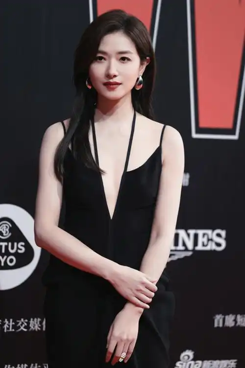 万茜爆改长发##w年度盛典红毯