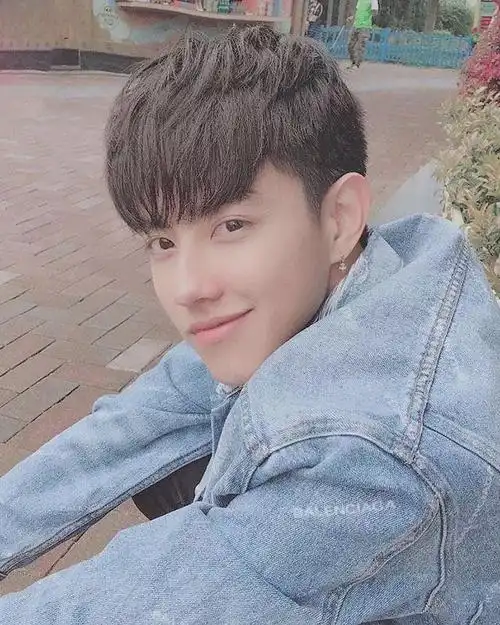 19年热门男士发型播报理发店不再流行两边剪短了