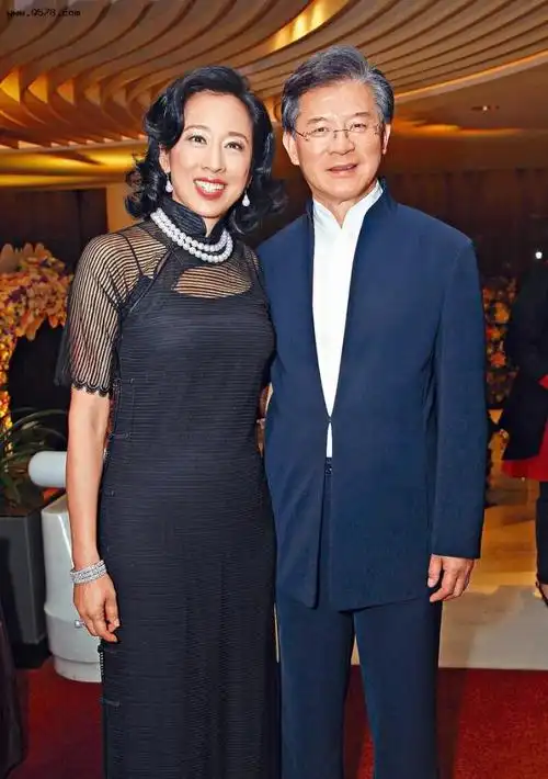 霍启刚母亲朱玲玲担任港姐评委气质颜值获赞