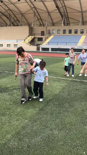 大脚绑小脚一起走