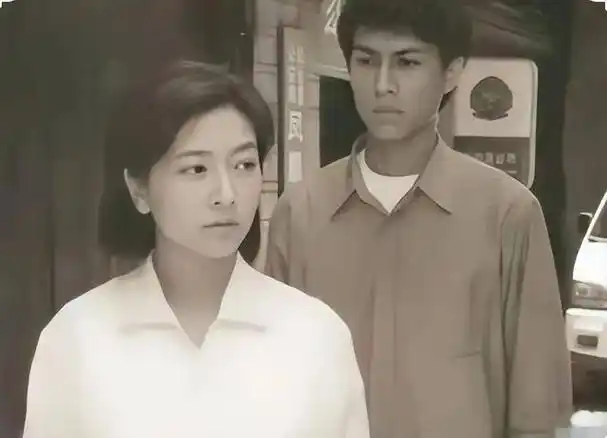 回顾老干部靳东与大9岁的江珊同居5年为何又转身娶了二婚的李佳