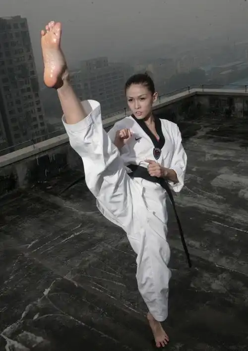 新龙女郎张蓝心爱紧身裤 现场劈腿臀腿曲线展露无遗(图)