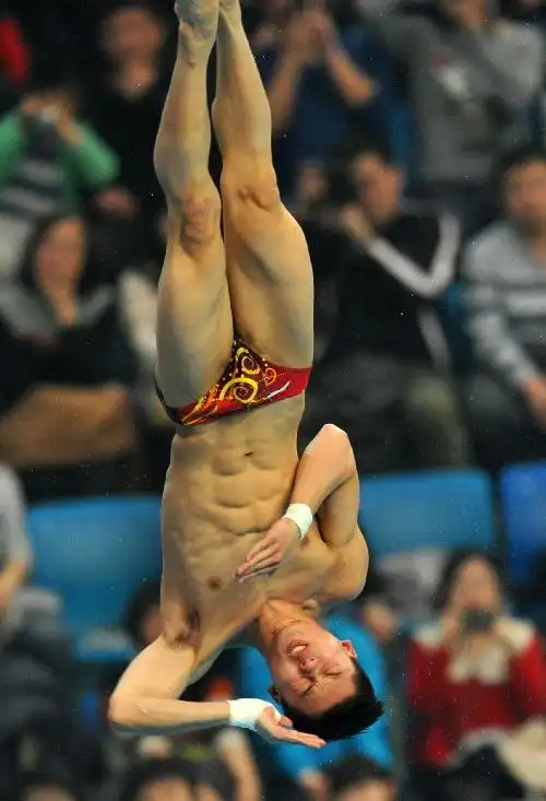 图文:国际泳联系列赛北京站 陈艾森倒立