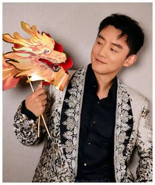 38岁郑恺现身辽宁卫视春晚!