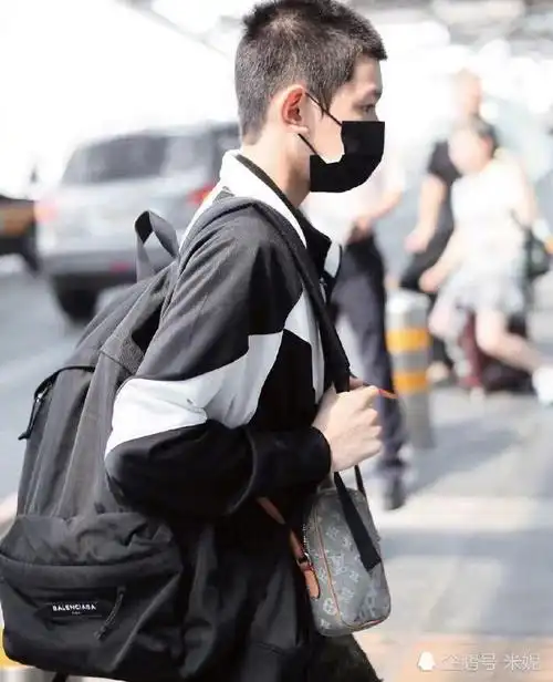 王源寸头现身机场,回应远赴国外求学:你们不要哭!