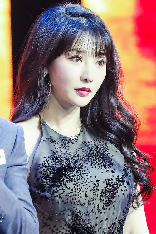 柳岩张天志首映肤若凝脂身材傲人期待多元健身审美