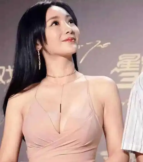 杨幂亮相时尚庆典身材依旧纤瘦胳膊上的拜拜肉却颇为吸睛