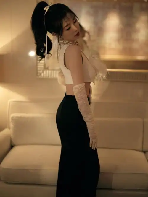 虞书欣心形镂空裙