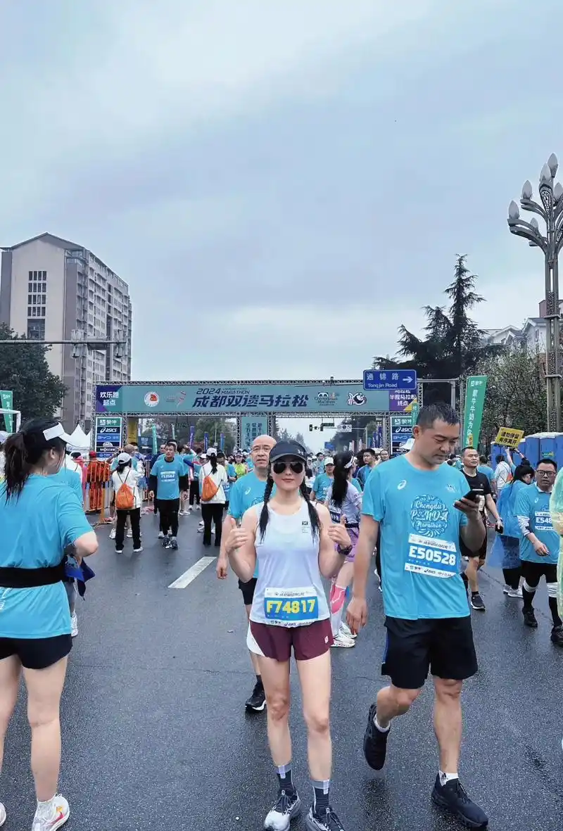 全程下雨跑的半程马拉松还是值得再回味一下 不到两公里鞋子进水 - 抖