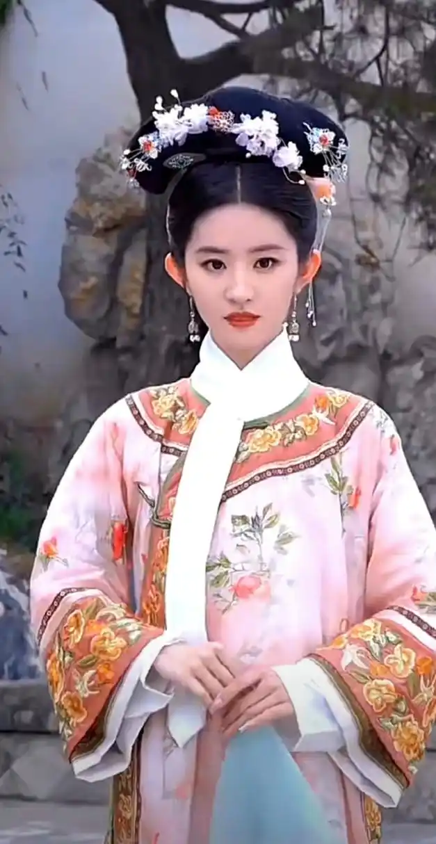 终于明白为啥刘亦菲不演清宫剧的原因了,美貌艳压四方,让其他人无法