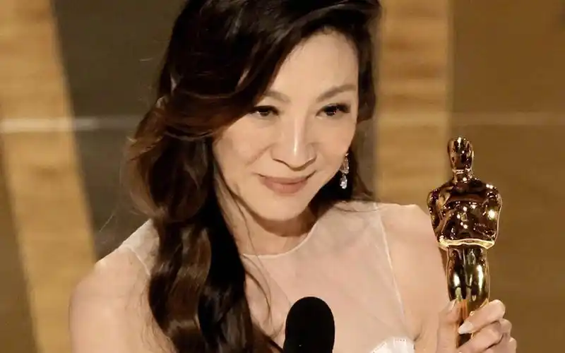 亚洲女演员天花板!61岁杨紫琼斩获奥斯卡影后,获奖感言全程高能