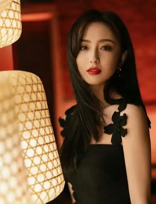 当40岁佟丽娅和33岁李沁站一起我明白了气质面前年龄不值一提