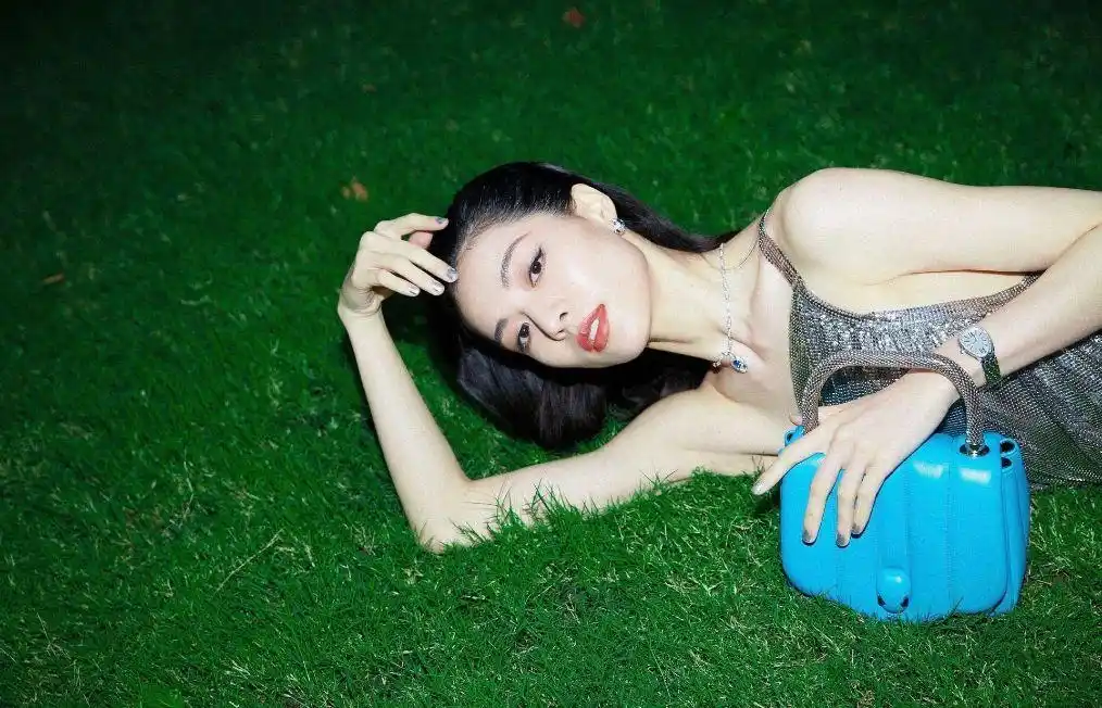 大家对她的关注度也越来越多,下图照片中,钟楚曦穿了一件亮片吊带裙