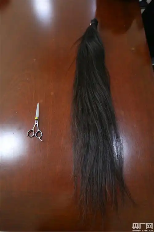 启程前,她剪去了一米长的辫子