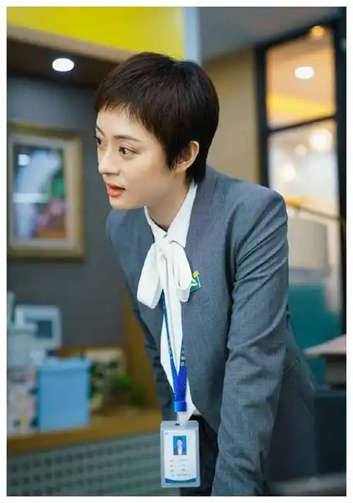 孙俪新戏《安家》气质在线,各种搭配干练有型,现实穿搭也很时尚_西装