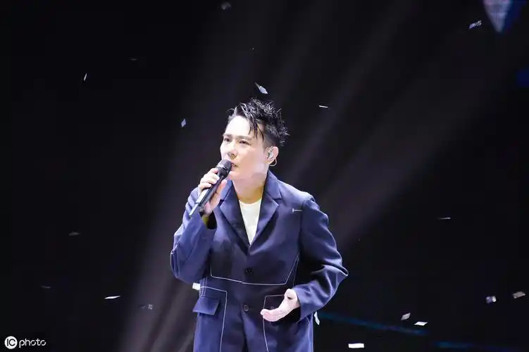 1/ 12 台北,张信哲在华山legacy举行"寂寞画室"演唱会 独家张信哲写真