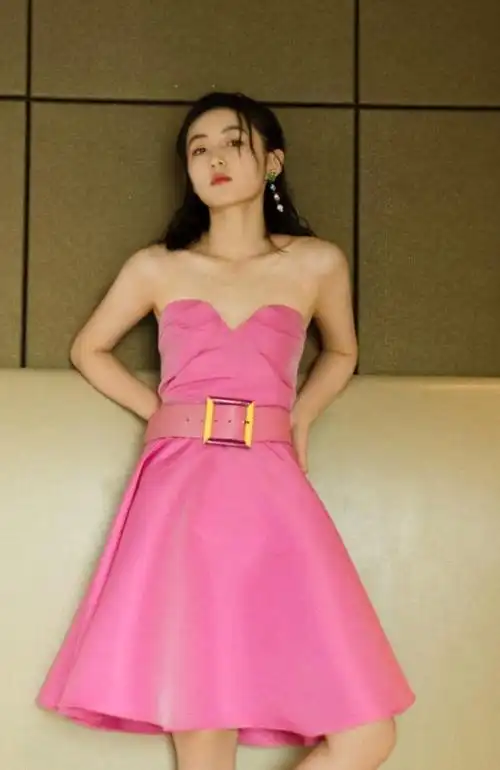 张子枫长得真快,穿抹胸裙秀好身材,女神范十足