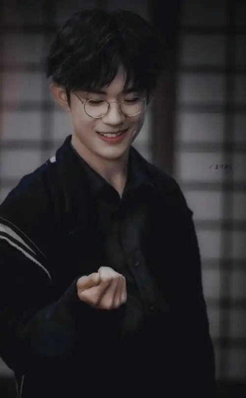 易烊千玺氛围感头像