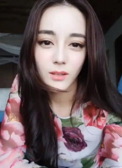 迪丽热巴直播被要求纯素颜,看到卸妆后的她,服务器瞬间瘫痪!_网易订阅