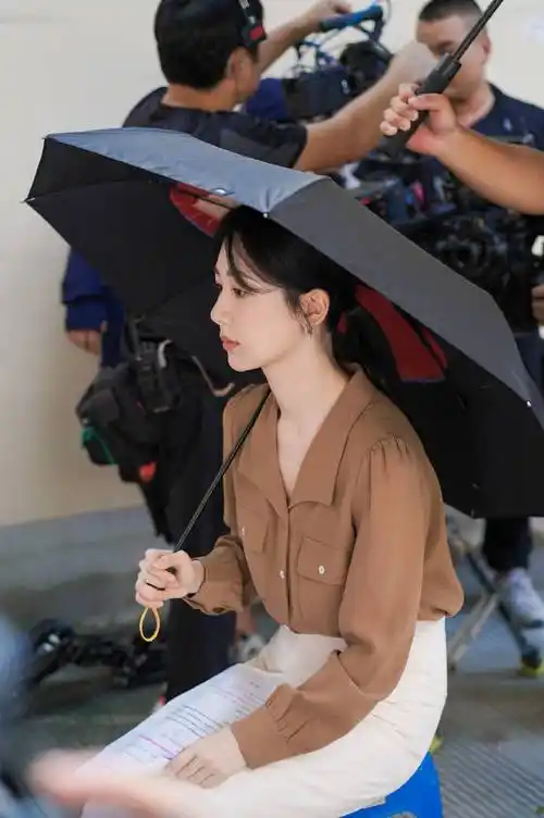 杨紫分享生活美照,甜美可爱宛如初恋,认真研读剧本超敬业