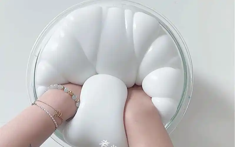 第一次做的不粘手假水.实验品