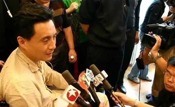 他被谢霆锋殴打成重伤,发妻6次流产绝情离开,今街头卖卤肉为生