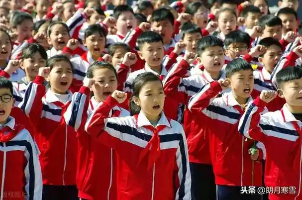 学生宣誓誓词简短10个字(举起右拳跟我宣誓)