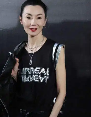 58岁张曼玉近照穿百元连衣裙,身形消瘦精神好,粉丝建议她多吃肉