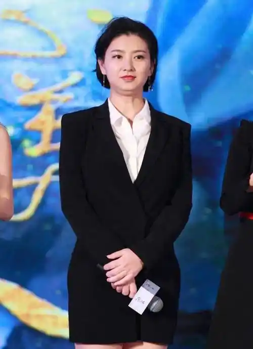 "沈眉庄"斓曦胖到认不出,白衬衫配西装裙难掩臃肿感,气质不在_款式