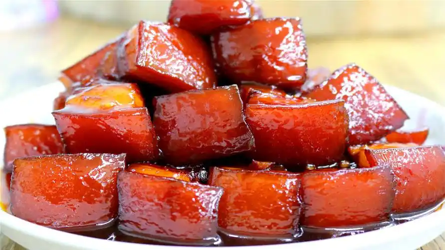 1红烧肉:是一道著名的大众菜肴,属于热菜.