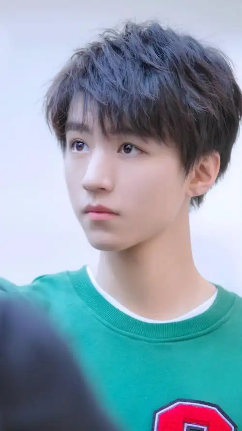 二月二龙抬头王俊凯晒新发型,没想到睫毛却抢了镜