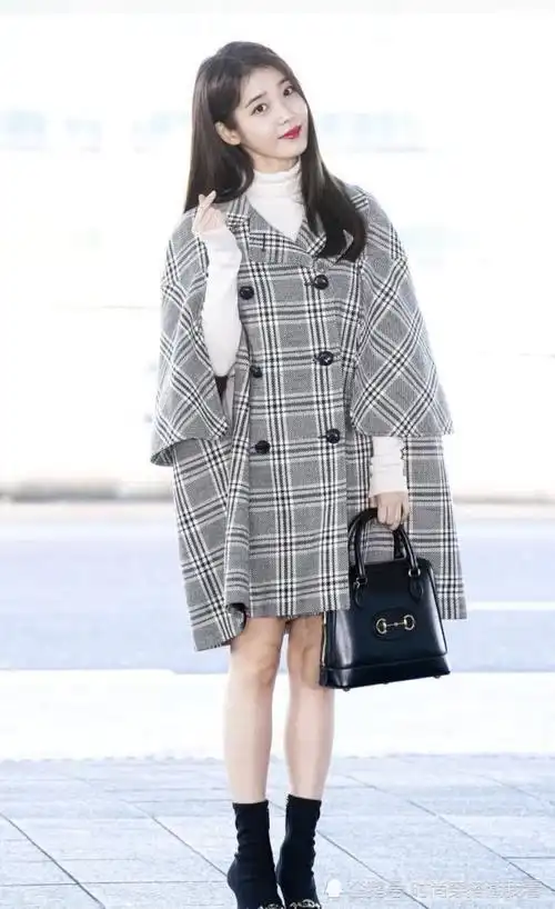 iu穿格纹大衣黑靴亮相机场气质优雅大方满满的初恋气息