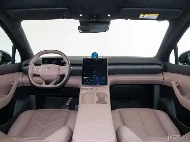 内饰方面也是如此,全新蔚来ec6提供4种颜色,包括丹霞红,晨湖蓝,薄藤紫