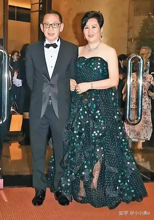 1984年,杨受成与第二任妻子陆小曼结婚,在他的办公室里,放置最多的就