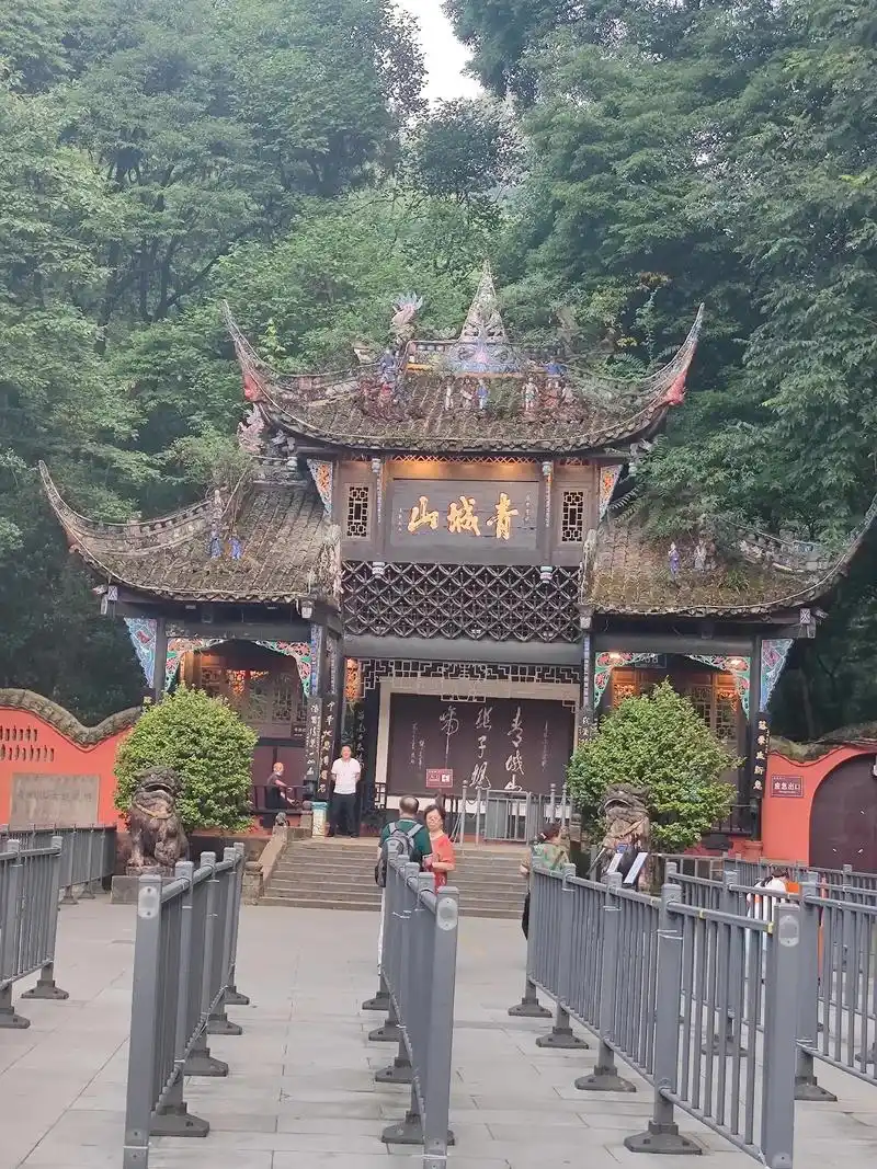 今天天气好,在山足下能清晰看见青城山7215最高至点一一老君角