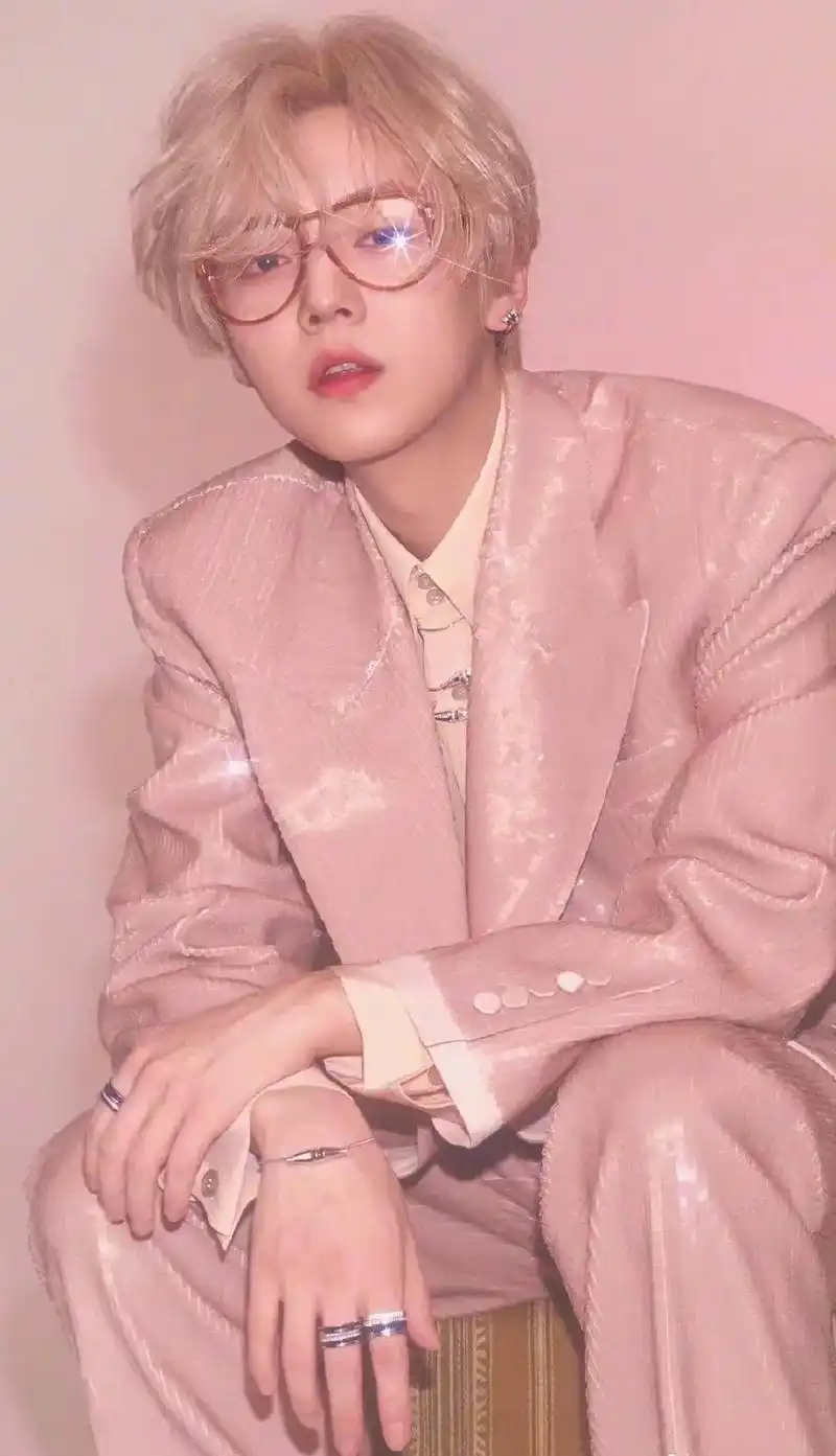 鹿晗 #我的神仙爱豆 粉色西装 999999 - 抖音