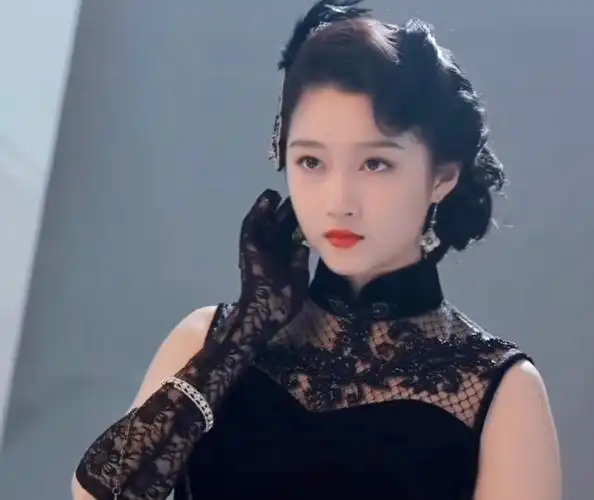 关晓彤梅花红桃民国造型