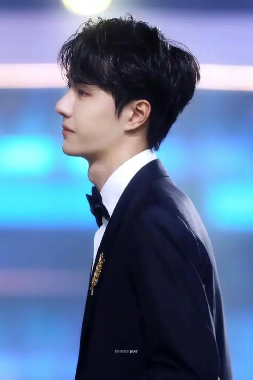 王一博 x 2020湖南卫视跨年主持,西装造型很帅很正!